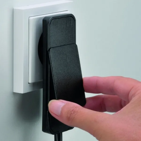Kištukas SMARTPLUG su ilgintuvu, 3xCEE7/3, juodas, laidas L1600mm,